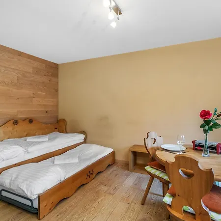 Chaleureux Studio Avec Vue Sur Les Montagnes アパート クラン